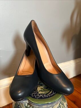 Naturalizer Navy Round-Toe Mid Heel Pumps